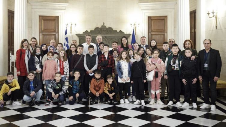 Türk Azınlık öğrencileri Miçotakis’i ziyaret etti… Ama ‘Pomak Çocukları’ ifadesi kullanıldı!!!