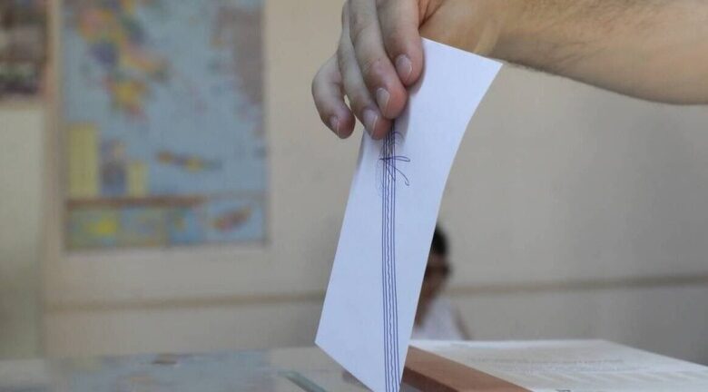 Opinion Poll anketi: PASOK oy kaybetti, YDP liderliğini koruyor