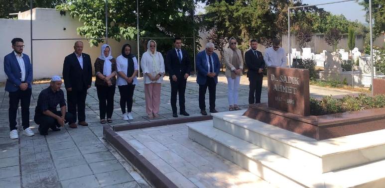 TİKA Başkan Yardımcısı Mahmut Çevik, Dr. Sadık Ahmet’in kabrini ziyaret etti