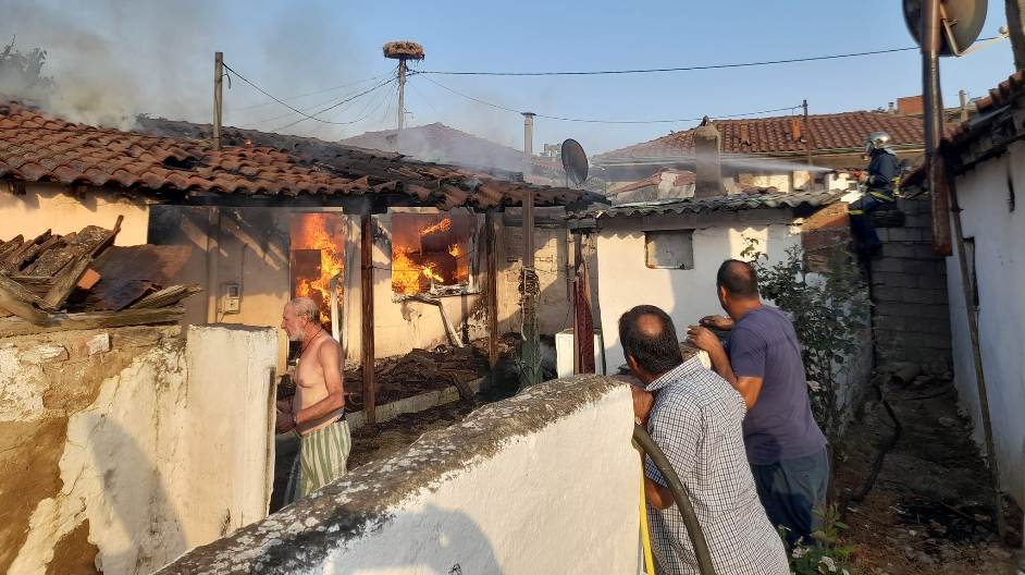 Dimetoka’da bir soydaşa ait ev yandı