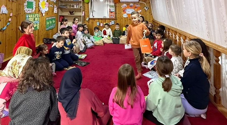 Kur’an kurslarında öğrenciler arasında hediyeleşme etkinliği düzenledi
