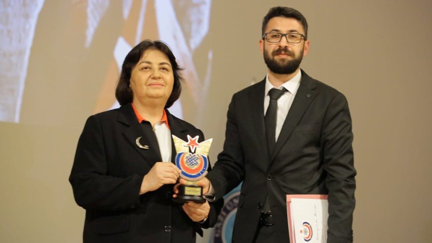 Işık Sadık Ahmet’e Dr. Sadık Ahmet’in Tıp Fakültesi’ndeki dosyası takdim edildi