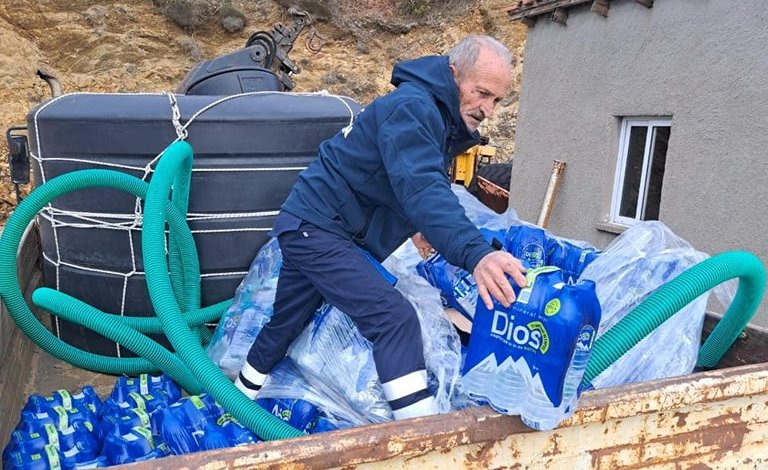 Kozlukebir Belediye yönetimi, Mehrikoz’da su dağıttı