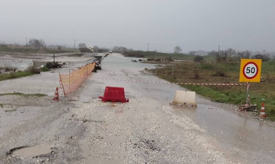 Akyer çayı geçidi aşırı yağışlar nedeniyle trafiğe kapatıldı