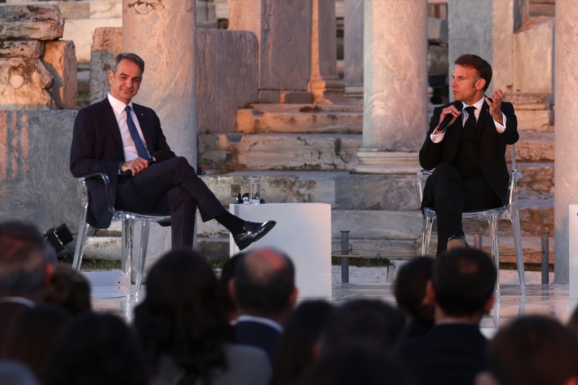 Macron'dan Yunanistan'a "Egemenliğinize meydan okunursa burada olacağız" vaadi