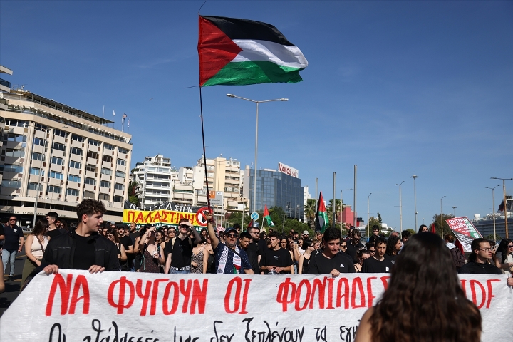 Pire Limanı’nda İsrailli turistleri taşıyan gemi protesto edildi