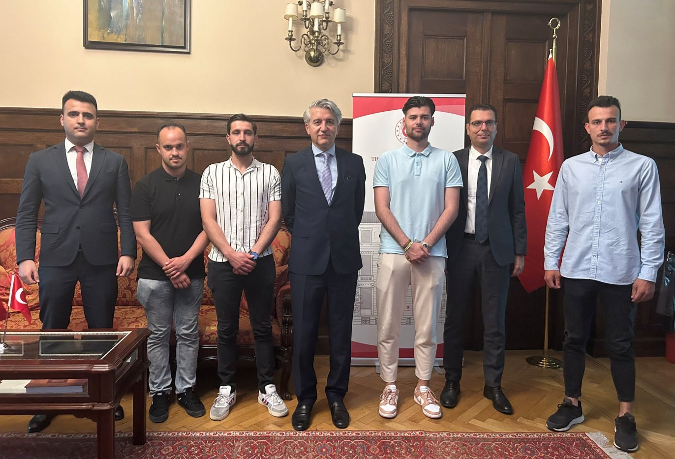 Atina’daki soydaş öğrencilerden Büyükelçi Erciyes’e ziyaret