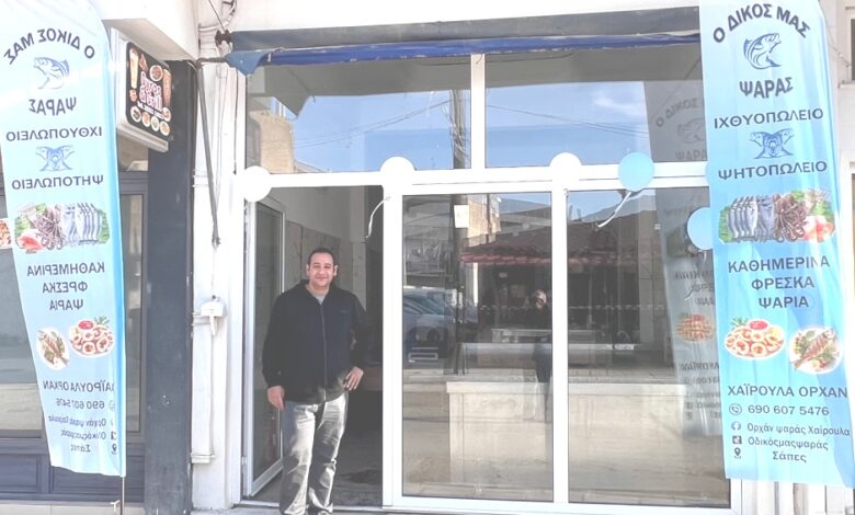 Şapçı’da balık satıcısı Orhan Hayrullah iyi bayramlar diler