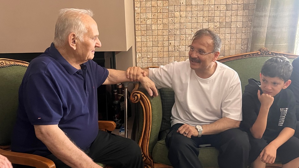 Hakan Çavuşoğlu öğretmeni Efrahim Halil’i evinde ziyaret etti