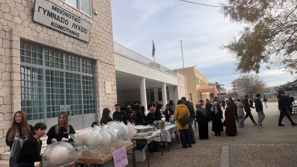 Celal Bayar Azınlık Lisesi'nde 'Öğrenci Pazarı' etkinliğine yoğun ilgi