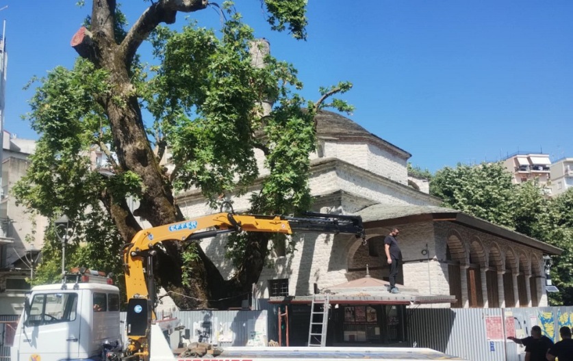 Yanya’da Kanlı Çeşme camii önündeki büfe kaldırıldı
