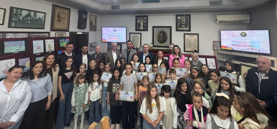 İskeçe Türk Birliği Resim Kursu yıl sonu sergisi yoğun katılımla gerçekleştirildi