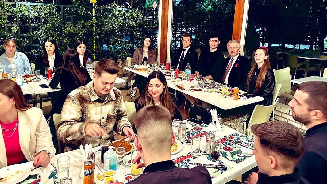 GAT Atina üyeleri, Büyükelçi Erciyes ve Başkonsolos Somuncu ile iftar sofrasında buluştu