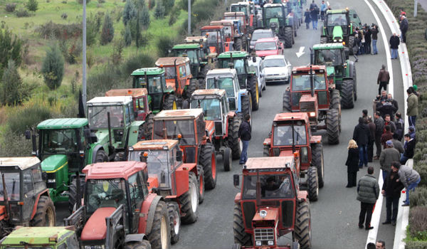 Eylem yapmaya hazırlanan çiftçiler, traktörlerini yolların kenarına park etti