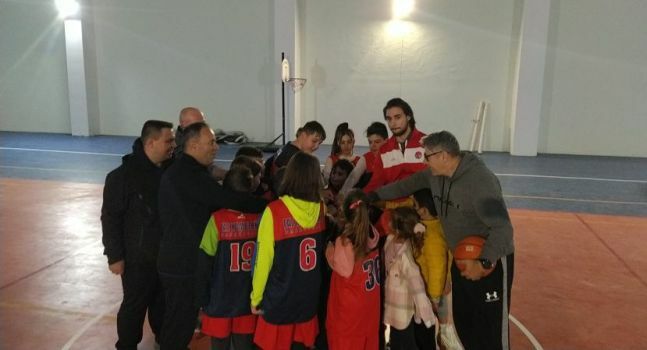 Başkonsolos Ömeroğlu Kozlukebir belediyesi basketbol akademisini ziyaret etti