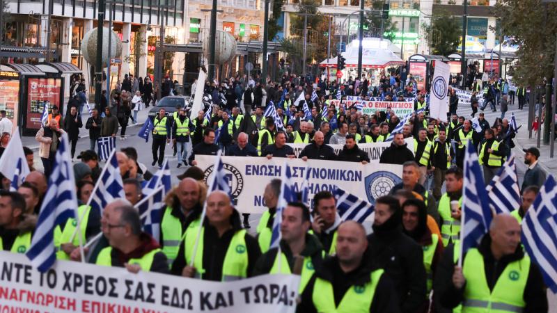 Atina'da polis, itfaiye ve sahil güvenlik personelinden "tehlikeli meslek" eylemi