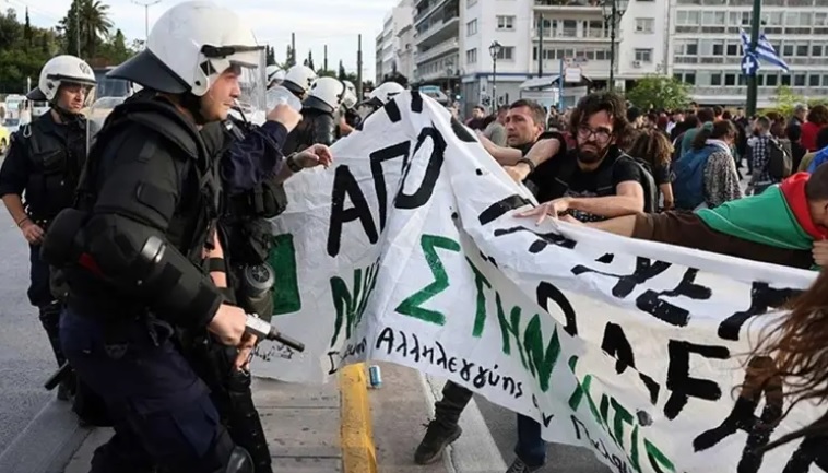 Atina’da göstericilere biber gazıyla müdahale!