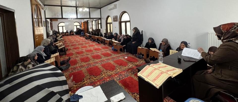Çınar Camiinde kadın mukabelesi hatim duasıyla tamamlandı