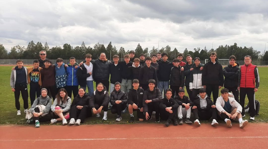 Celal Bayar Lisesi atletizm müsabakalarına damga vurdu: 20 madalya ile döndüler