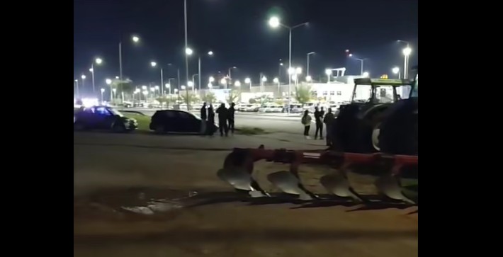Çiftçiler traktörleriyle Dedeağaç Havalimanının çıkış kapısını kapattı
