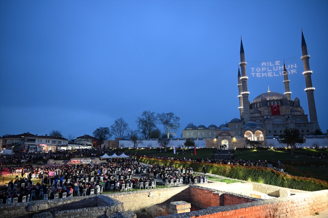 Edirne "Büyük Selimiye İftarı" Balkanlar'da yaşayan soydaşları Edirne'de bir araya getirdi