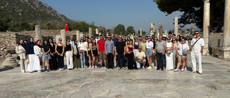 İTB Gençlik Kolu ve Halk Oyunları Ekibinden İzmir Gezisi