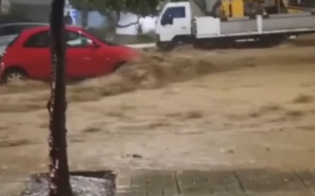 Şiddetli yağış hayatı felç etti: 2 kişi hayatını kaybetti