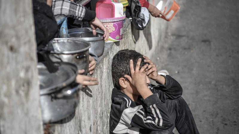 Gazze'de açlıktan uyuyamayan çocuklar tuz ve suyla karınlarını dolduruyor