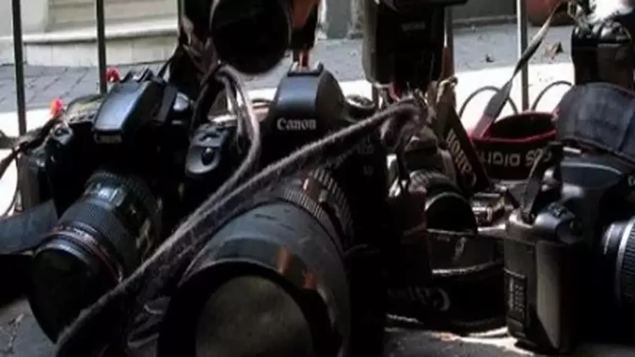 Gazeteciler 24 saatlik greve gitti