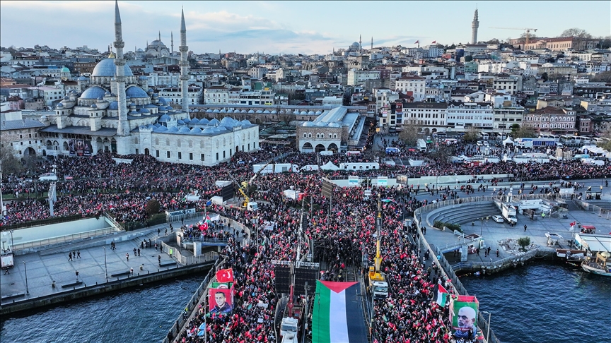Filistin'e destek için 520 bin kişi Galata Köprüsü'nde buluştu