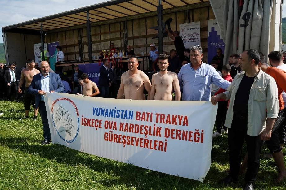 İskeçe Ova Derneği Güreşçileri Kuzey Makedonya'da göz doldurdu