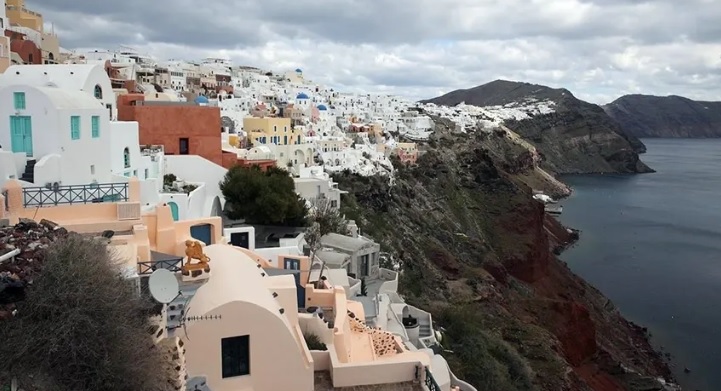 Santorini'de heyelan riski