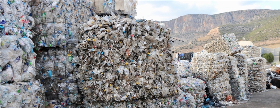 Ağlara takılan plastikleri toplayarak Akdeniz'i temizliyorlar