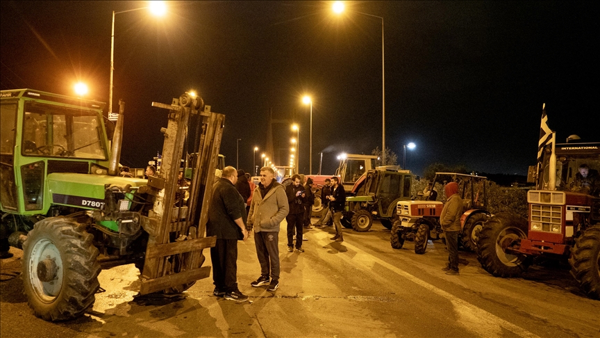 Çiftçiler Selanik-Atina yolunu kapatma kararı aldı