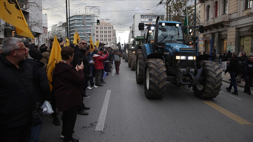 Çiftçiler, traktörleriyle Atina'da eylem yaptı