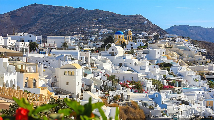 Çok sayıda kişi Santorini Adası'nı terk ediyor
