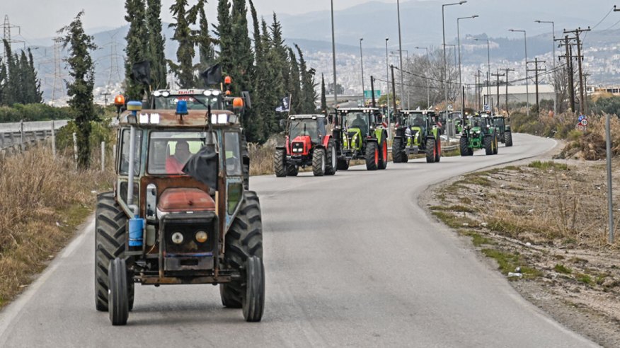 Çiftçiler traktörleriyle birlikte Atina yolunda