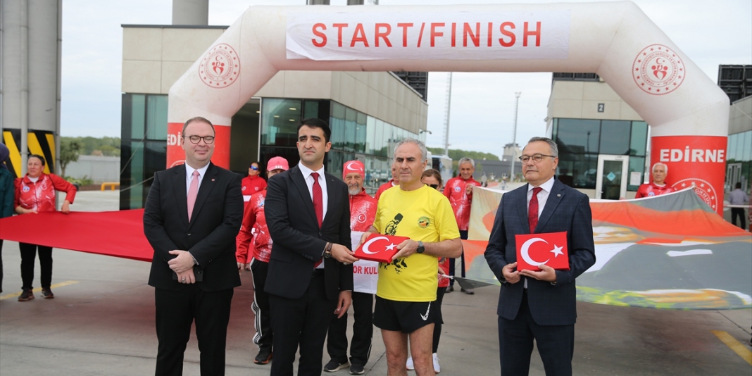 Atletlerin Selanik’ten getirdiği ’Ata toprağı’ Türkiye’ye ulaştı