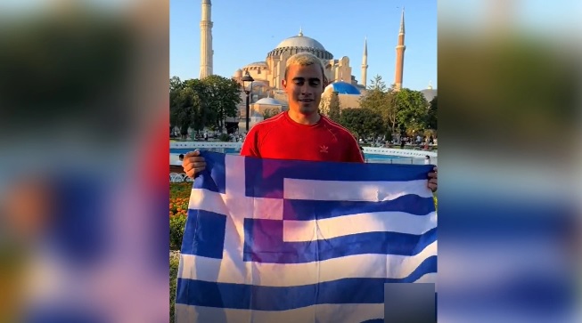 Ayasofya önünde Yunan bayrağı açtı