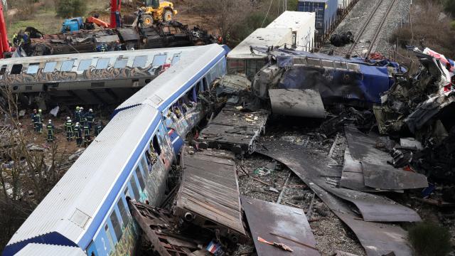 Basın çalışanları tren kazasında hayatını kaybedenler için greve gitti
