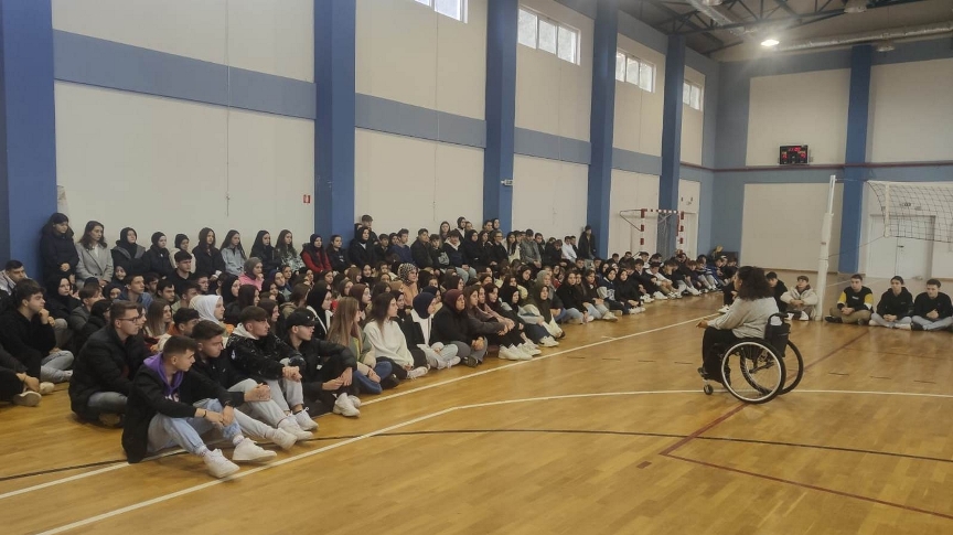 İskeçeli Paralimpik yüzücü Semiha Rızaoğlu, Celal Bayar Lisesi öğrencileriyle bir araya geldi