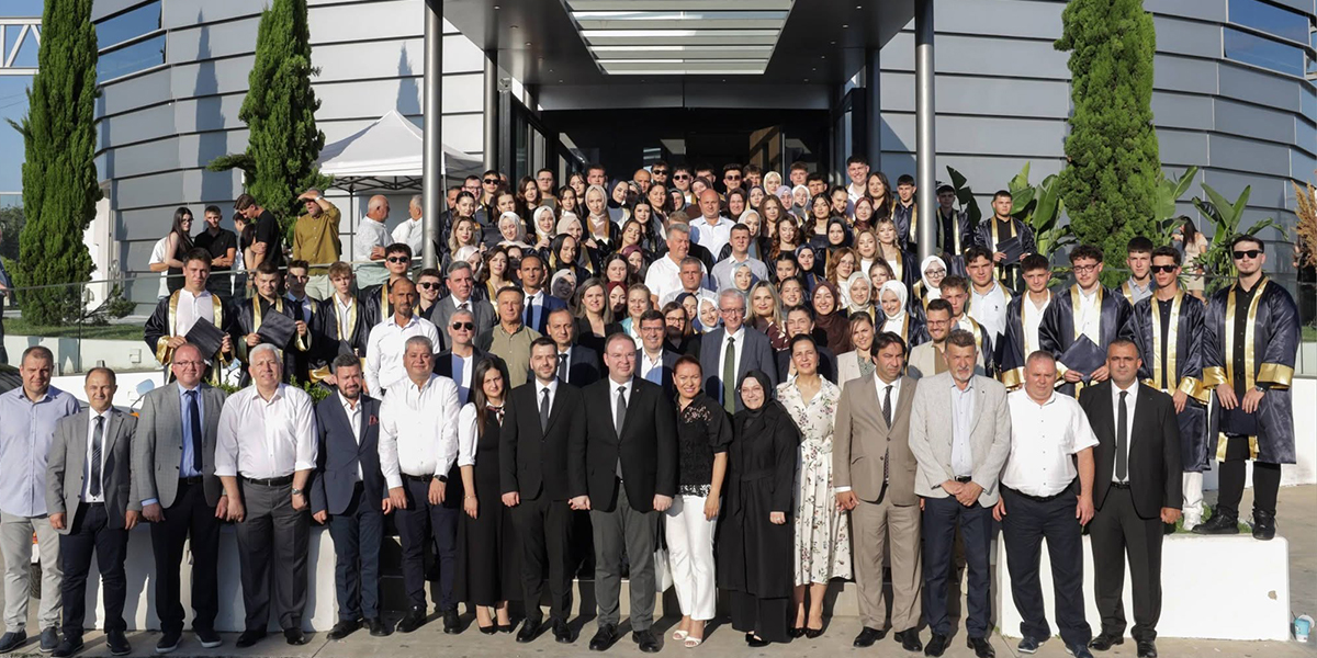 İskeçe Azınlık Ortaokulu ve Lisesi’nde 83 öğrenci mezuniyet coşkusu yaşadı