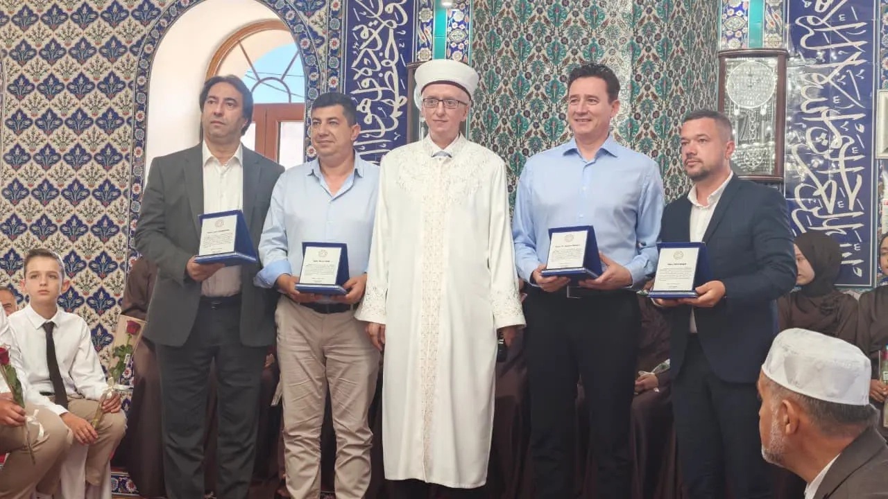 Çınar Camii davasında yargılanan dört soydaşa onur plaketi