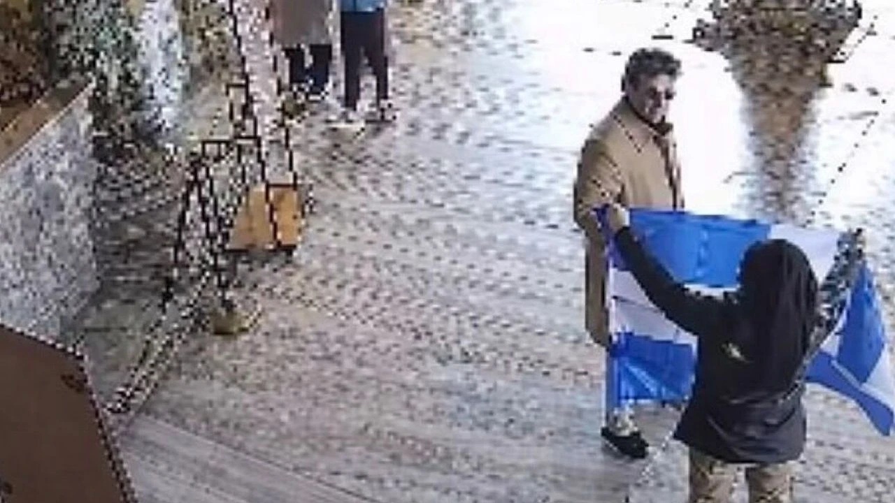 Ayasofya'da bayrak açan iki Yunan turist hakkında karar