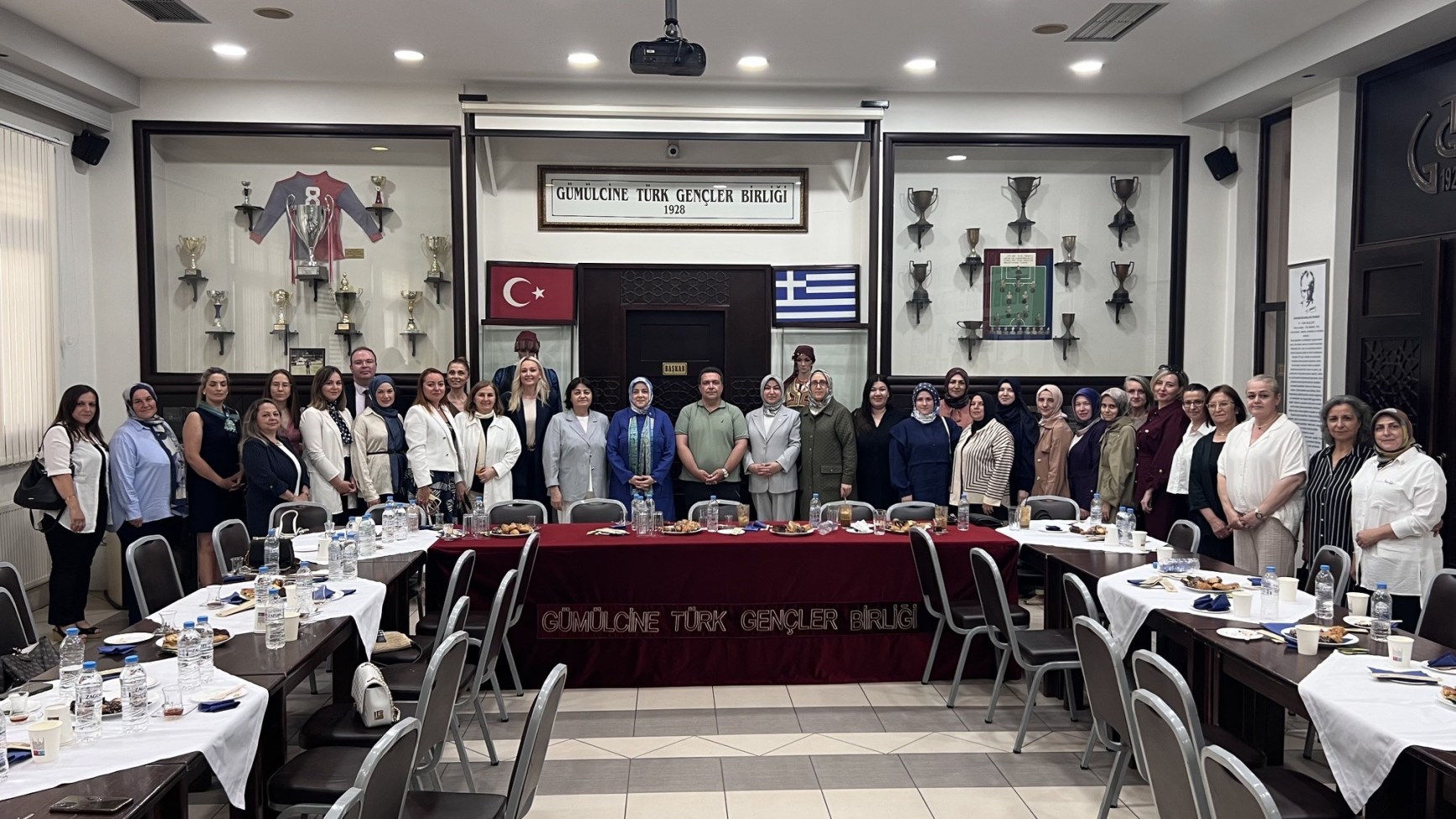 AK Parti Kadın Kolları heyeti Batı Trakya'da soydaşlarla bir araya geldi